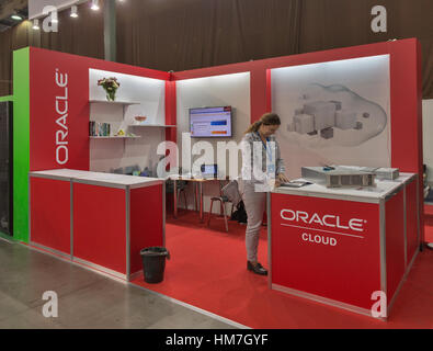 KIEV, UKRAINE - le 11 octobre 2015 Animateur travaille sur : Oracle, USA global computer technology corporation stand lors de l'ECO 2015, l'électronique plus tra Banque D'Images