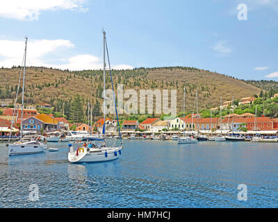 Yachts et bateaux de plaisance amarrés dans le port de Fiskardo sur l'île grecque de Céphalonie Banque D'Images