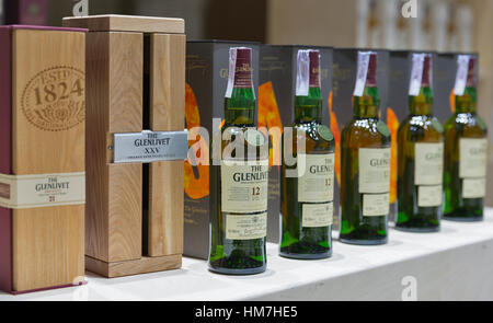 Kiev, Ukraine - le 21 novembre 2015 : the glenlivet 12 ans single malt scotch whisky bouteilles libre de suite en dégustation sur le stand de l'Ukraine à la 1re Banque D'Images