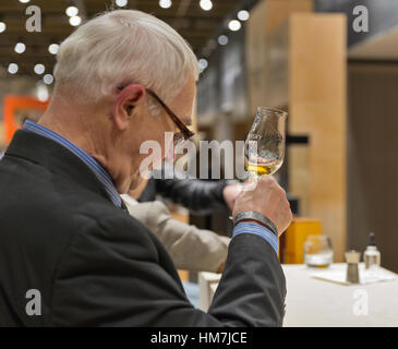 Kiev, Ukraine - le 21 novembre 2015 : premier visiteur non reconnu le goût de l'échantillon de single malt scotch whisky whisky au 1er festival ukrainien de dram dans park Banque D'Images