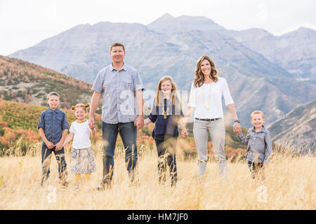 USA, Utah, Provo, Famille avec trois enfants (4-5, 6-7, 8-9) standing in field Banque D'Images