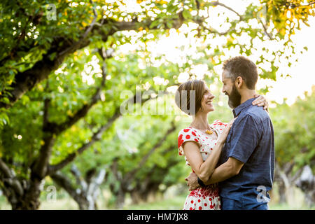 Couple de Cherry Orchard Banque D'Images