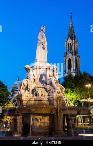 La France, l'Occitanie, Nîmes, Esplanade Charles De Gaulle avec fontaine au crépuscule Banque D'Images