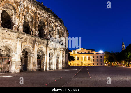 La France, l'Occitanie, Nîmes, Arènes de Nîmes au crépuscule Banque D'Images