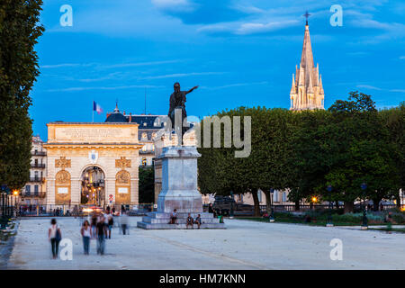 La France, l'Occitanie, Montpellier, Porte du Peyrou et l'église Sainte-Anne au crépuscule Banque D'Images