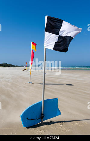 Une plage de sauvetage identifie l'embarcation de sauvetage surf zone frontière. Banque D'Images