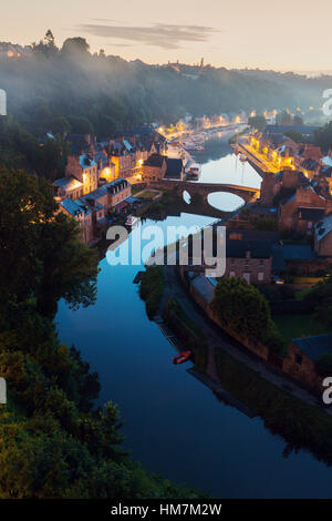 France, Bretagne, Dinan, paysage urbain avec rivière à l'aube Banque D'Images