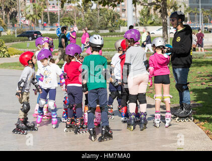 Les enfants ayant le roller leçon en Espagne Banque D'Images