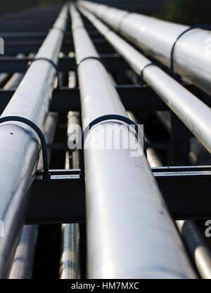 Tubes en acier longue de raffinerie de pétrole Banque D'Images