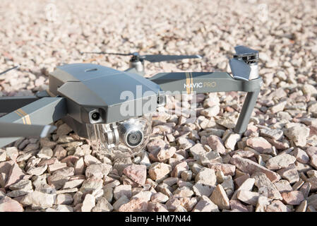 Drone DJI Mavic Pro : la Lettonie le 25 janvier 2017. Gros plan sur breakstone arrière-plan. DJI Mavic Pro est l'un des la plupart des drones. Banque D'Images