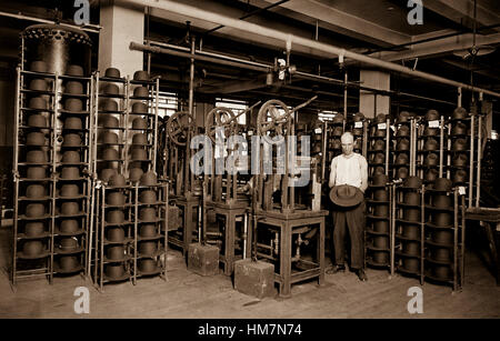 Chapeaux fabriqués pour les militaires américains par John B. Stetson Co., Phila., PA appuyant sur le service de l'Armée de chapeaux. Ca. 1917-1918. John B. Stetson Co. Banque D'Images