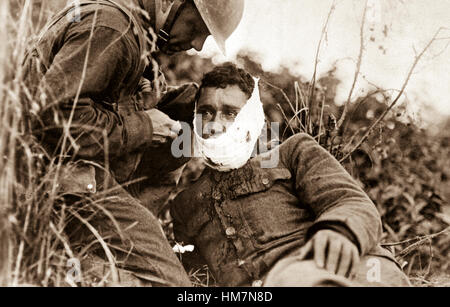 Soldat de compagnie K, 110e Regt. Infanterie (anciennement 3e et 10e Inf., Washington National Guard), juste blessé, recevant le traitement d'urgence d'un camarade. Varennes-en-argonne, France. Le 26 septembre 1918. Le lieutenant Adrian C.07. (Armée) Banque D'Images