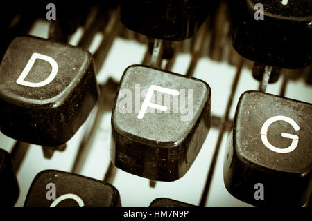 F lettre libre entre autres des lettres sur un clavier de machine à écrire vintage original Banque D'Images