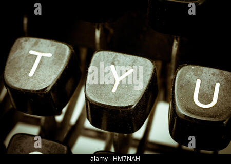 Y lettre libre entre autres des lettres sur un clavier de machine à écrire vintage original Banque D'Images