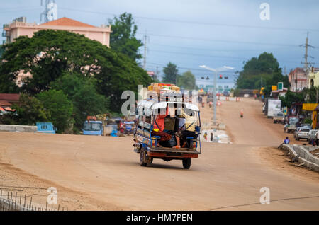 Taxi tuk-tuk à Pakse, moyen de transport local Banque D'Images