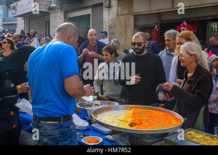 Haïfa, Israël - le 10 décembre 2016 scène de marché : avec les vendeurs, les consommateurs et les sucreries orientales, dans le cadre de la maison de vacances d'événements, de Haïfa, Isra Banque D'Images