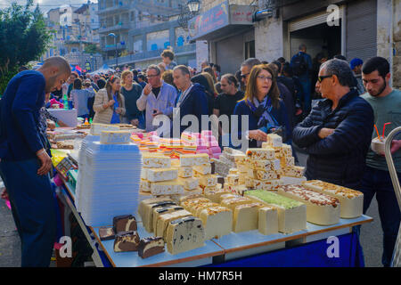 Haïfa, Israël - le 10 décembre 2016 scène de marché : avec les vendeurs, les consommateurs et les sucreries orientales, dans le cadre de la maison de vacances d'événements, de Haïfa, Isra Banque D'Images