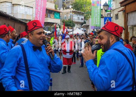 Haïfa, Israël - 10 décembre 2016 : Scène d'une parade de Noël, avec les chrétiens arabes, et une foule, dans le cadre de la maison de vacances de vacances, événements en Banque D'Images