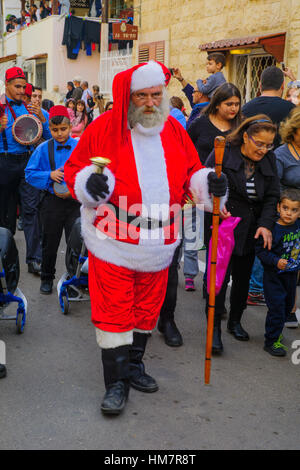 Haïfa, Israël - 10 décembre 2016 : Scène d'une parade de Noël, avec les chrétiens arabes, et une foule, dans le cadre de la maison de vacances de vacances, événements en Banque D'Images