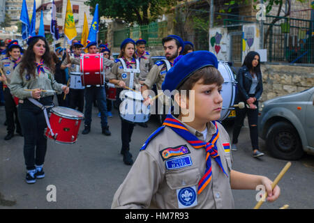 Haïfa, Israël - 10 décembre 2016 : Scène d'une parade de Noël, avec les chrétiens arabes, et une foule, dans le cadre de la maison de vacances de vacances, événements en Banque D'Images