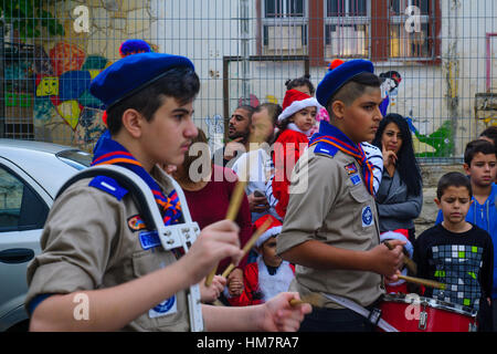 Haïfa, Israël - 10 décembre 2016 : Scène d'une parade de Noël, avec les chrétiens arabes, et une foule, dans le cadre de la maison de vacances de vacances, événements en Banque D'Images