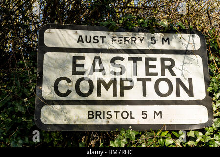 Inscrivez-vous pour Pâques village de Compton montre toujours distance à Aust Ferry qui a fermé en 1966 Banque D'Images