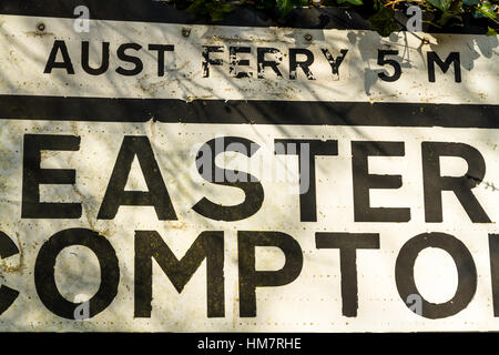 Inscrivez-vous pour Pâques village de Compton montre toujours distance à Aust Ferry qui a fermé en 1966 Banque D'Images