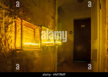 Jérusalem, Israël - 29 décembre 2016 : House entrée avec un affichage des Menorahs (lampes de Hanoukka) avec de l'huile d'olive des bougies, dans le peuple juif qu Banque D'Images