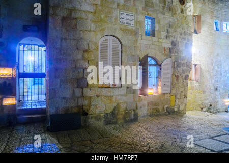 Jérusalem, Israël - 29 décembre 2016 : allée avec un affichage des Menorahs (lampes de Hanoukka) avec de l'huile d'olive des bougies, dans le quartier juif, Je Banque D'Images