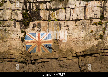 British Union Jack flag peint sur les falaises de la rivière Wye en face de Chepstow avec Union Jack flag à côté. Banque D'Images