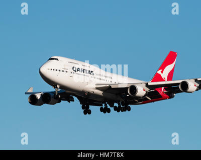 Avion Boeing 747 avion Qantas (747-438ER) wide-body jumbo jet airliner approche finale à l'atterrissage de l'Aéroport International de Vancouver Banque D'Images