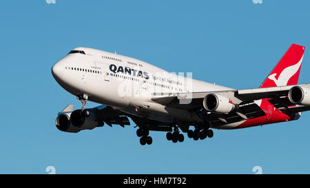Avion Boeing 747 avion Qantas (747-438ER) wide-body jumbo jet airliner approche finale à l'atterrissage de l'Aéroport International de Vancouver Banque D'Images
