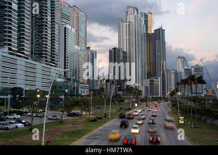 L'Avenue Balboa gratte-ciel skyline road nouvelle digue. Skyline, Panama, Panama, Amérique centrale. Cinta Costera côtiers de l'océan Pacifique Beltway Bahia de Banque D'Images