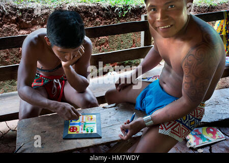 Jouer Parchisi dans le village des Indiens autochtones Embera tribu, Village, au Panama. Panama peuple Embera Indian Village Les Indio indio Banque D'Images