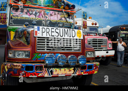 Arrogant, prétentieux, VAIN, SNOOSTY. RED DEVIL DIABLO ROJO BUS BUS PEINT LA VILLE DE PANAMA RÉPUBLIQUE DE PANAMA. Albrok station de bus terminal. Le Panama. Voici Banque D'Images