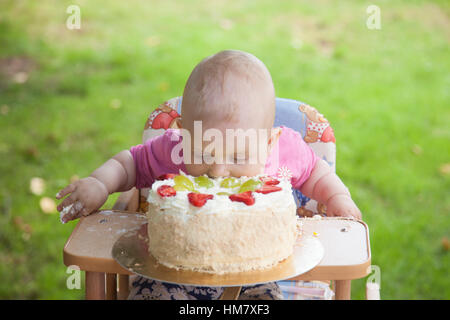 Gâteau d'anniversaire sans culpabilité! – Bébé mange seul