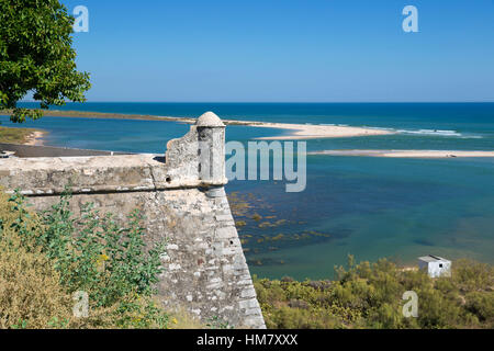 Vue de la forteresse et de Praia de Cacela Velha Beach sur l'île de barrière, Cacela Velha, Algarve, Portugal, Europe Banque D'Images