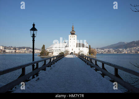 Le château Schloss ort à Gmunden Autriche - l'Europe vue du ciel Banque D'Images