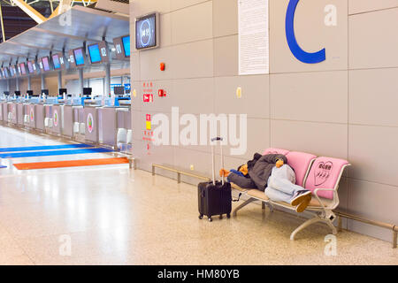 L'homme dormait dans le Shanghai airport Banque D'Images