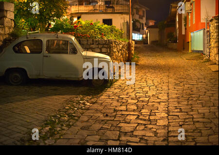 Sur voiture rétro le soir de la rue de la vieille ville d'Ohrid, Macédoine Banque D'Images