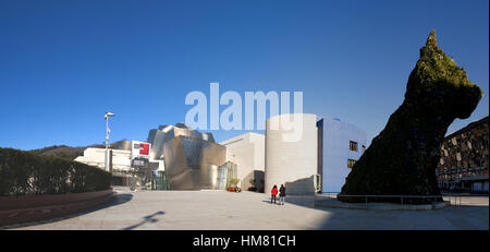 Bilbao : la sculpture fleur chiot, créé en 1992 par l'artiste Jeff Koons et situé à l'entrée du Musée Guggenheim Bilbao Banque D'Images