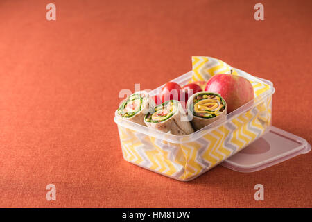 Roulés au jambon et au fromage en boîte à lunch avec apple et les tomates Banque D'Images