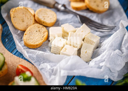 Pain, biscottes et un cube de fromage féta Banque D'Images