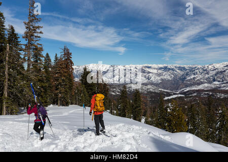 Deux randonneurs se tenir dans la neige fraîche au point panoramique dans le Parc National Kings Canyon en hiver. Banque D'Images