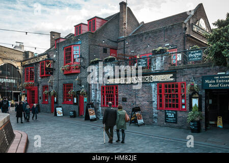 Londres, Royaume-Uni - 18 octobre 2016 : Les gens sont autour de l'Anchor Bankside qui est une pub dans le London Borough of Southwark. Banque D'Images