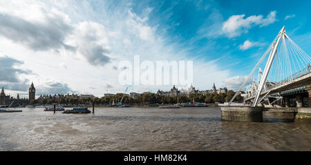 Londres, Royaume-Uni - 18 octobre 2016 : London River ou la Tamise est une rivière qui coule dans le sud de l'Angleterre au Royaume-Uni Banque D'Images