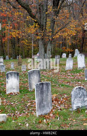 Vieux cimetière plein de pierres tombales altérés et pierres tombales anciennes avec des arbres d'automne et les bois, l'automne fond cimetière, copier l'espace. Banque D'Images