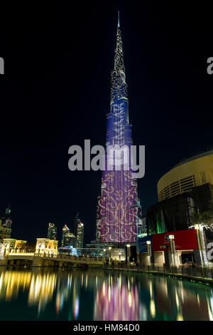 Dubaï, Émirats arabes unis - 8 novembre, 2016 : gratte-ciel Burj Khalifa est plus grand au monde. Projection de couleur sur un bâtiment gratte-ciel Banque D'Images