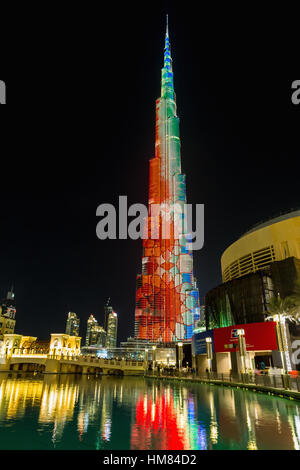 Dubaï, Émirats arabes unis - 8 novembre, 2016 : gratte-ciel Burj Khalifa est plus grand au monde. Projection de couleur sur un bâtiment gratte-ciel Banque D'Images