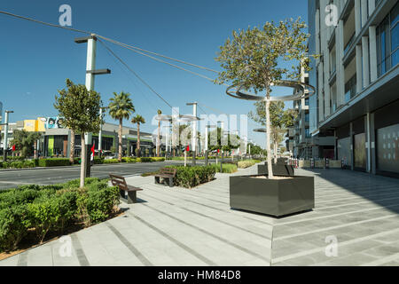 DUBAI - Novembre 08, 2016 : LUMAS Dubaï ville à pied. Nouvelle partie moderne de la ville de Dubaï. Ville à pied n'est pas sans rappeler des rues de style européen. Banque D'Images